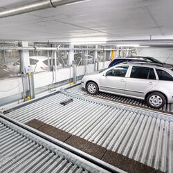 Une voiture est abaissée sur un système de stationnement