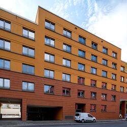 Vue extérieure et entrée du garage de la résidence universitaire du Ludwigsquartier à Ludwigshafen