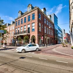 Vue extérieure de l'immeuble « Kneuterdijk » à La Haye