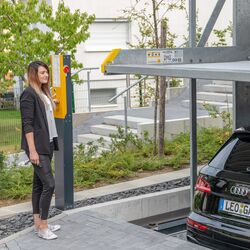 Une femme utilise un système de stationnement