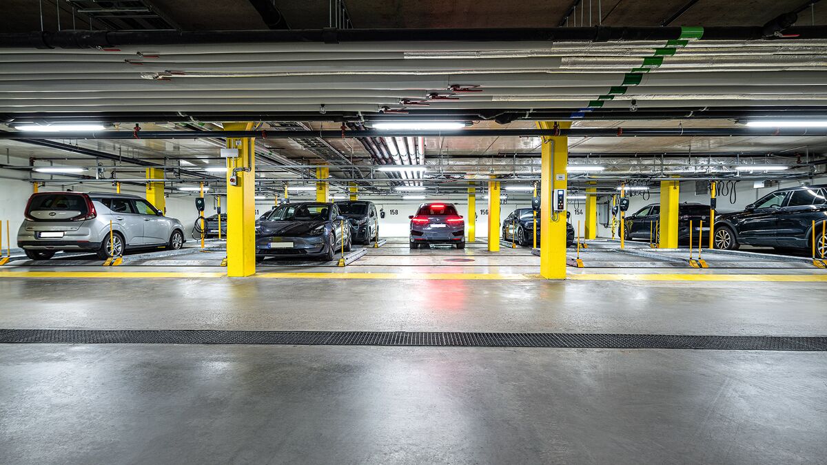 Vue de face de la disposition des dalles de stationnement WÖHR 501 dans le parking souterrain