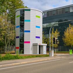 Vue extérieure d'un parking à vélos en hauteur