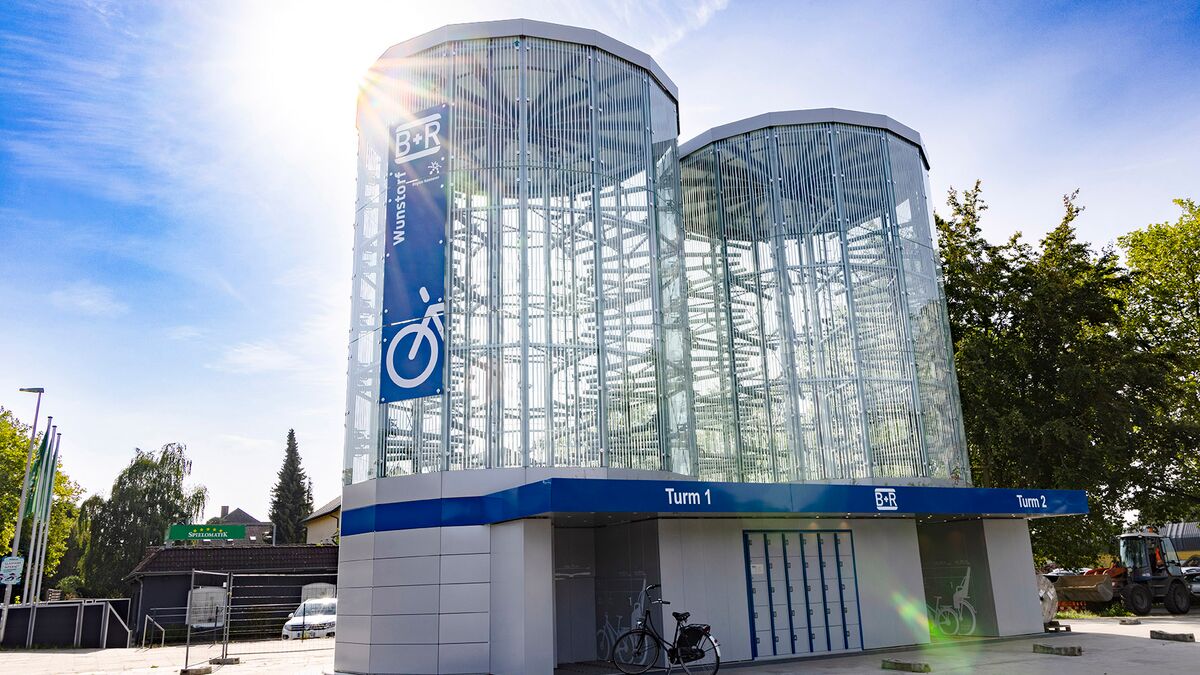 Vue extérieure d'un parking à vélos en hauteur situé à la gare de Hanovre-Wunstorf
