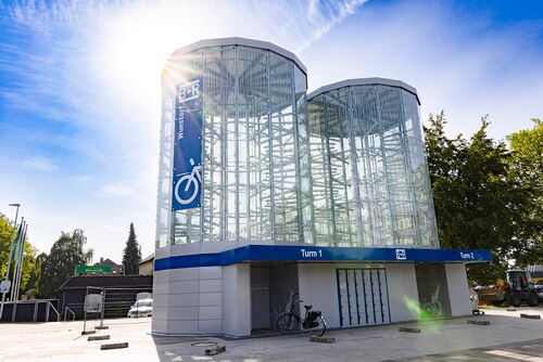 Vue extérieure d'un parking à vélos en hauteur situé à la gare de Hanovre-Wunstorf