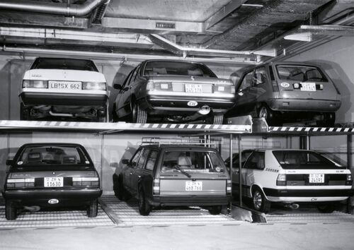 Image d'un système de stationnement avec des voitures empilées les unes sur les autres