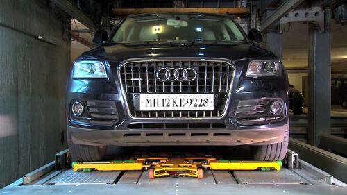 Voiture sur une plate-forme de stationnement dans un système de parking