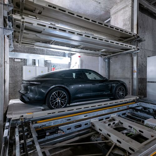 Car on a parking pallet in a parking system