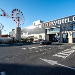 Vue extérieure du Motorworld Mallorca avec le parking situé devant