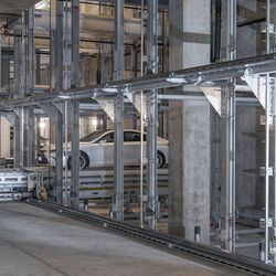 La voiture est en cours de stationnement dans un système de parking automatisé.