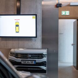 La voiture se trouve devant un miroir et un écran