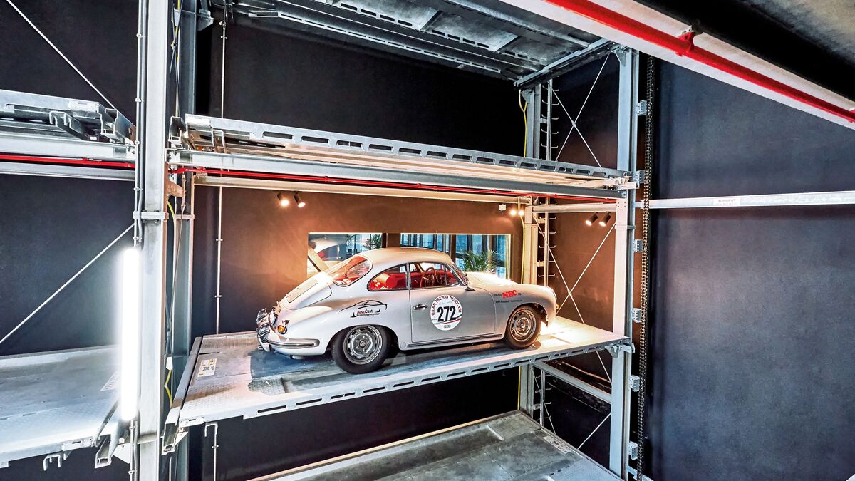 La voiture est garée dans un système de rayonnages