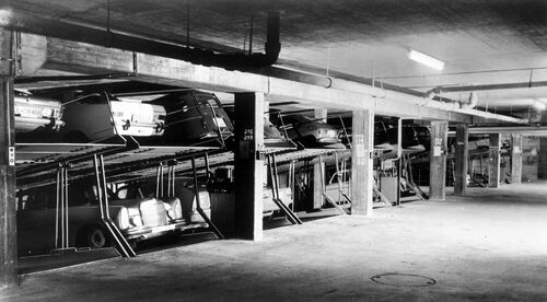 Ancienne photo de voitures garées les unes au-dessus des autres sur des systèmes de stationnement