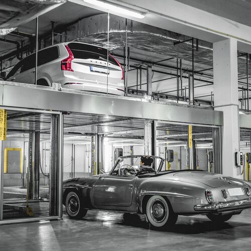 La voiture entre dans un système de stationnement