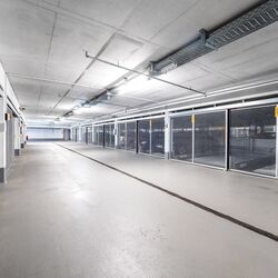 Des voitures sont garées dans un système de stationnement