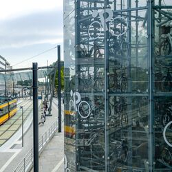 Gros plan sur un système de stationnement automatique avec des vélos garés