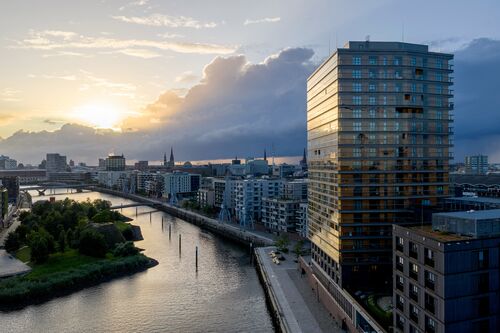 Vue extérieure de la tour Roots dans le quartier de Hafencity au crépuscule