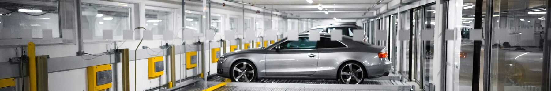 La voiture est garée dans un système de stationnement