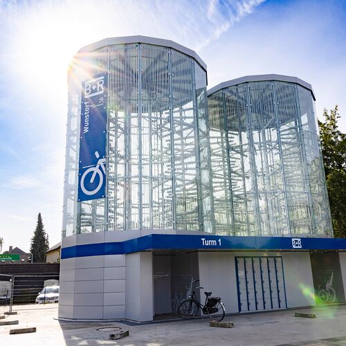Vue extérieure d'un parking à vélos en hauteur situé à la gare de Hanovre-Wunstorf