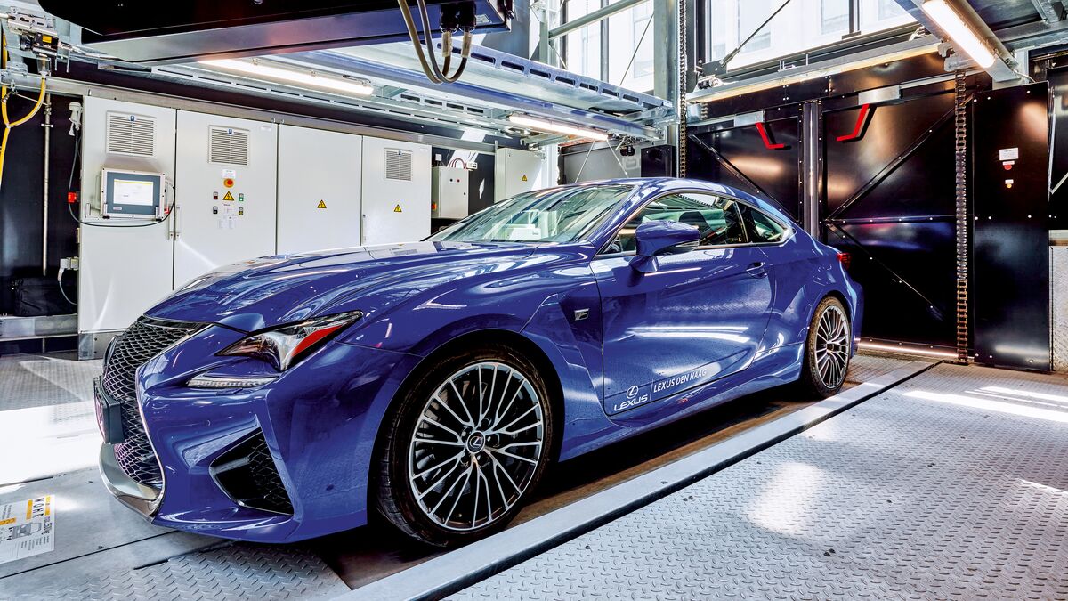 La voiture se trouve dans une cabine d'entrée, sur une plate-forme de stationnement