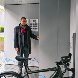 L'utilisateur réserve une place de stationnement à l'aide d'une puce sur le panneau de commande du système de stationnement