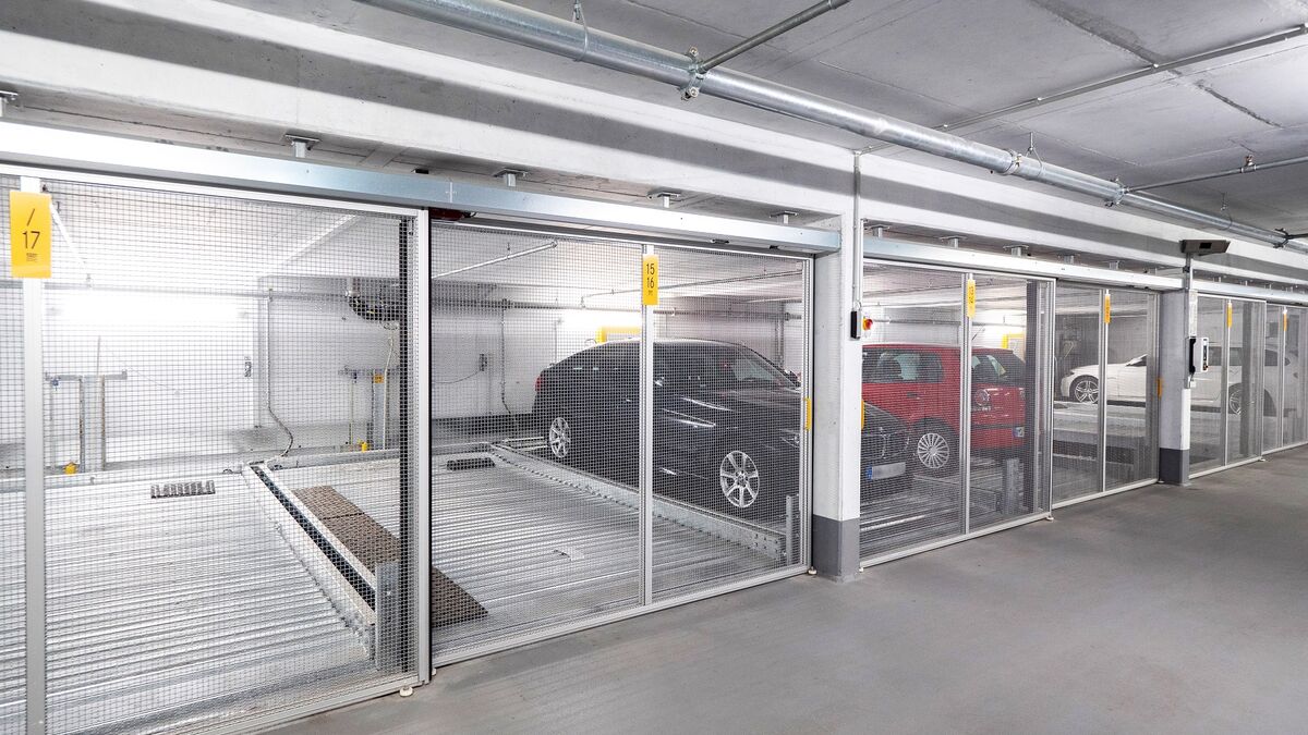 Des voitures sont garées dans un système de stationnement