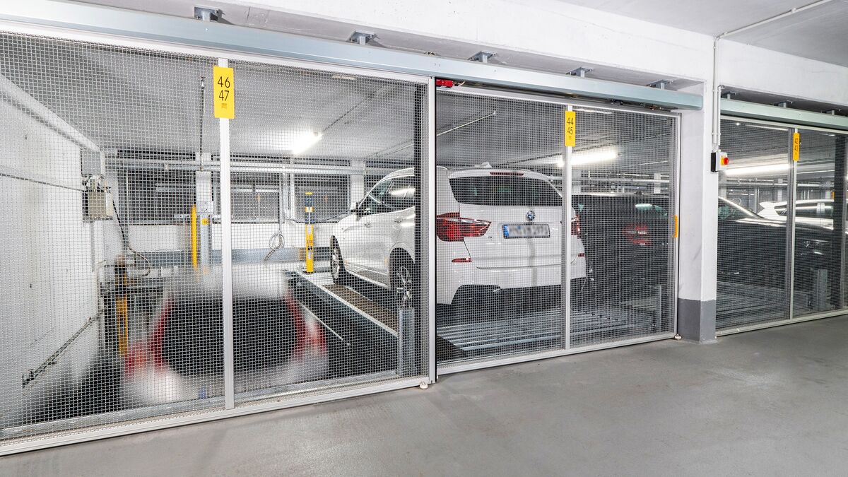 Une voiture est abaissée sur un système de stationnement