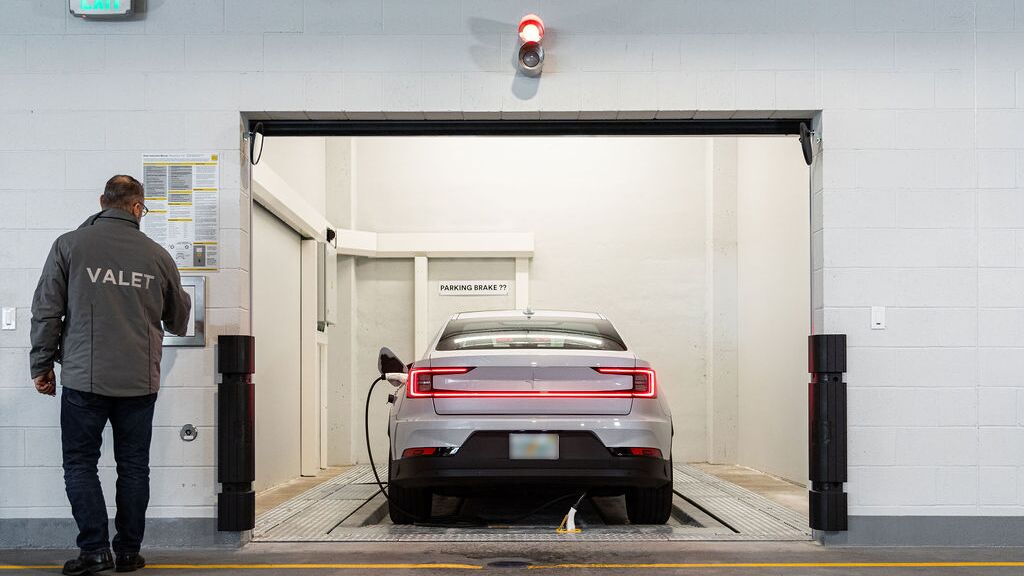 L’image montre la zone de transfert d’un système de stationnement automatisé, où le conducteur lance le processus de stationnement afin que le véhicule soit automatiquement transporté et garé dans le système.