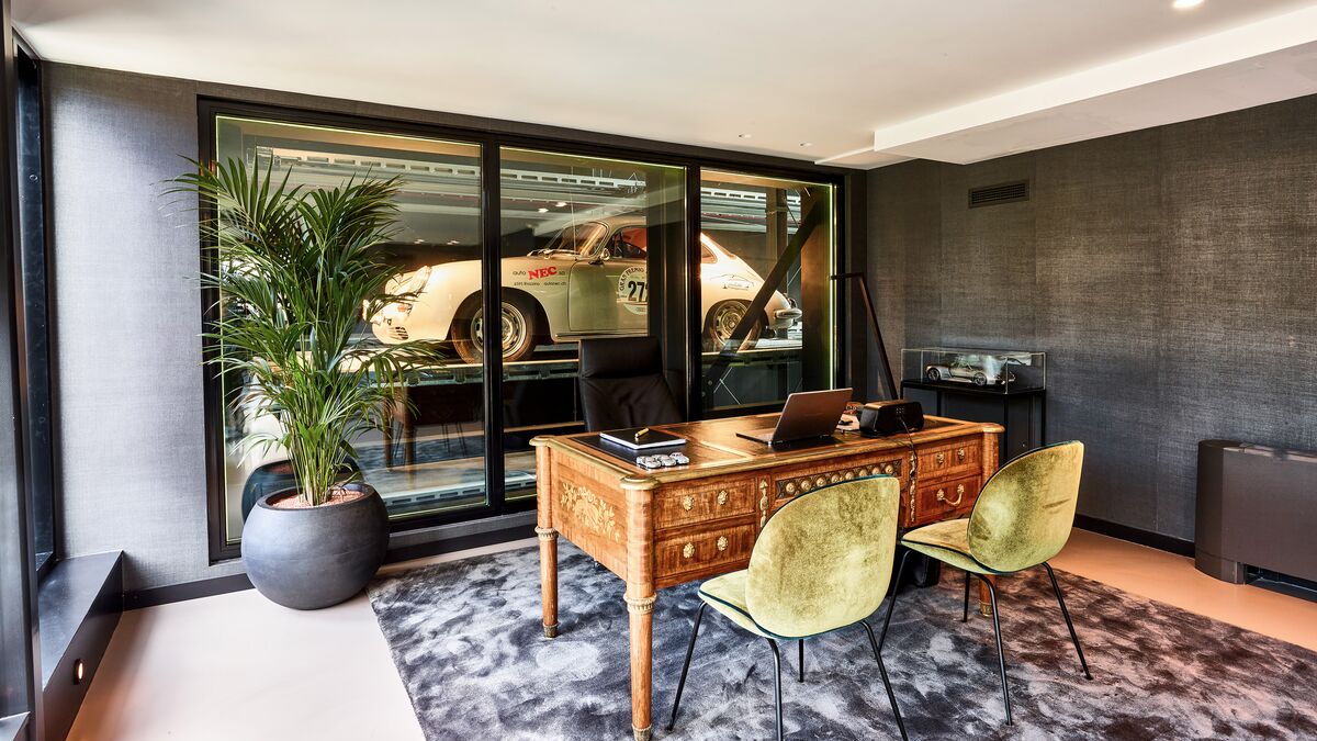 Bureau avec table et chaises, avec une voiture garée en arrière-plan