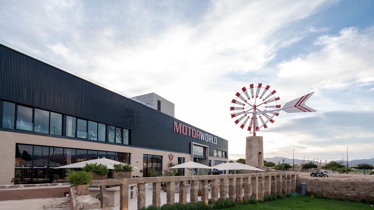 Vue extérieure du Motorworld Mallorca avec une partie de la terrasse