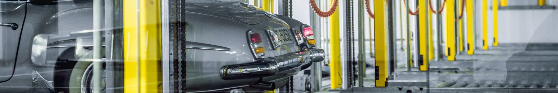 Une voiture traverse un système de stationnement équipé de bornes de recharge électrique