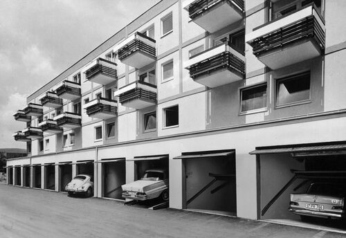 Photo d'une maison avec des garages ouverts équipés de systèmes de stationnement