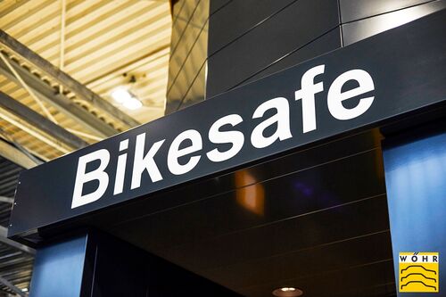 Photo de l'entrée du système de stationnement pour vélos