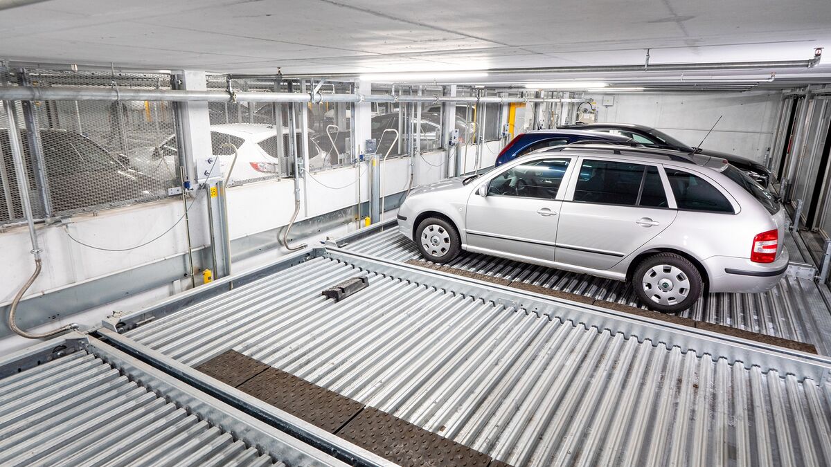 Une voiture est abaissée sur un système de stationnement