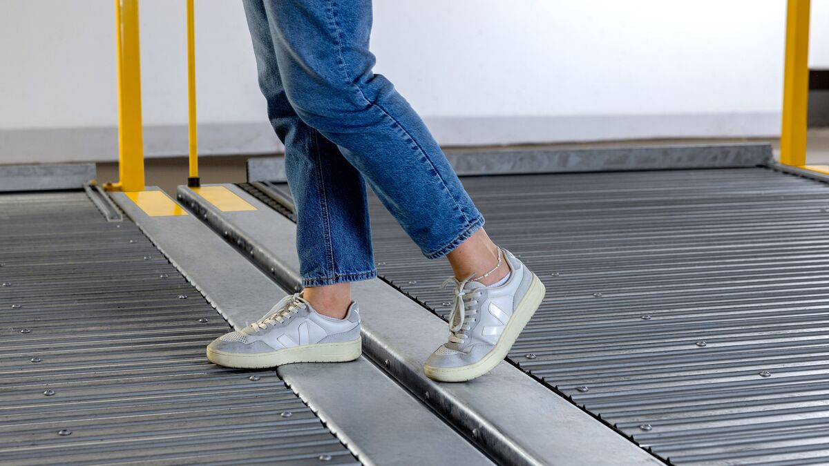 La personne marche sur deux plaques de stationnement