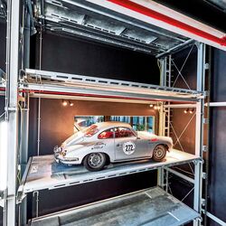 La voiture est garée dans un système de rayonnages