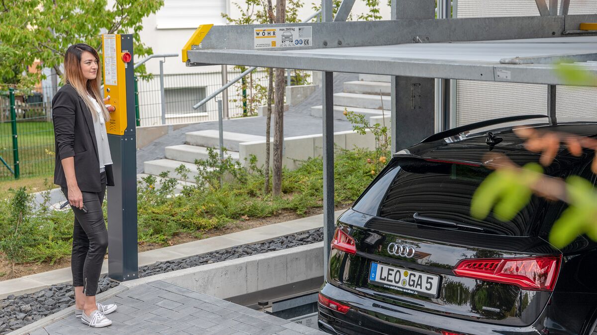 Une femme utilise un système de stationnement