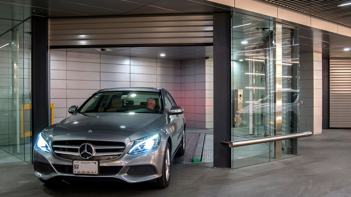 Une voiture sort d'un parking souterrain