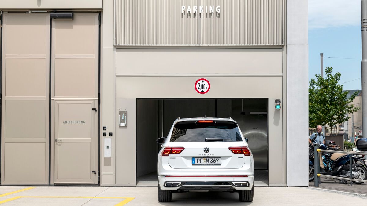 Une voiture entre dans un parking souterrain