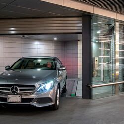Une voiture sort d'un parking souterrain