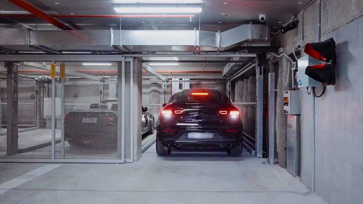 Une voiture entre dans un système de stationnement