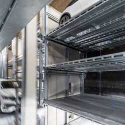 La voiture est garée dans un système de stationnement