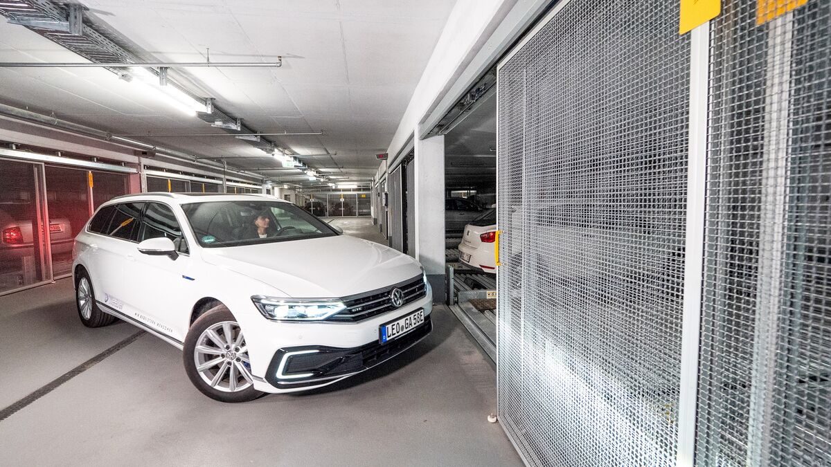 Une personne entre dans un système de stationnement en voiture