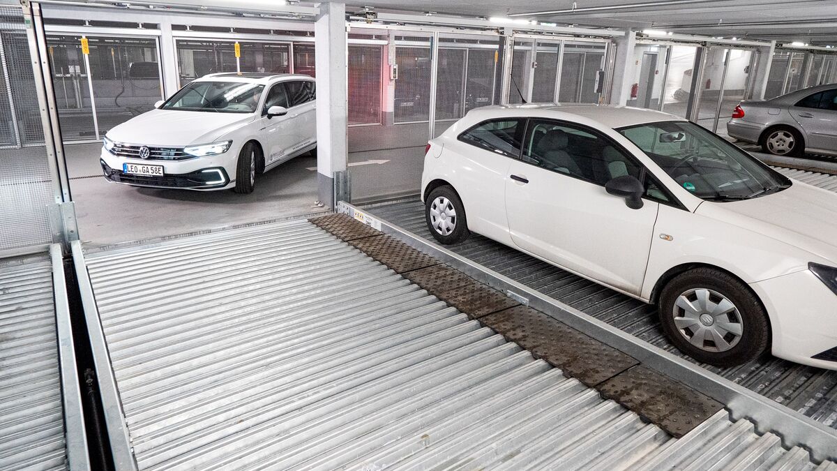 Une personne entre dans un système de stationnement en voiture