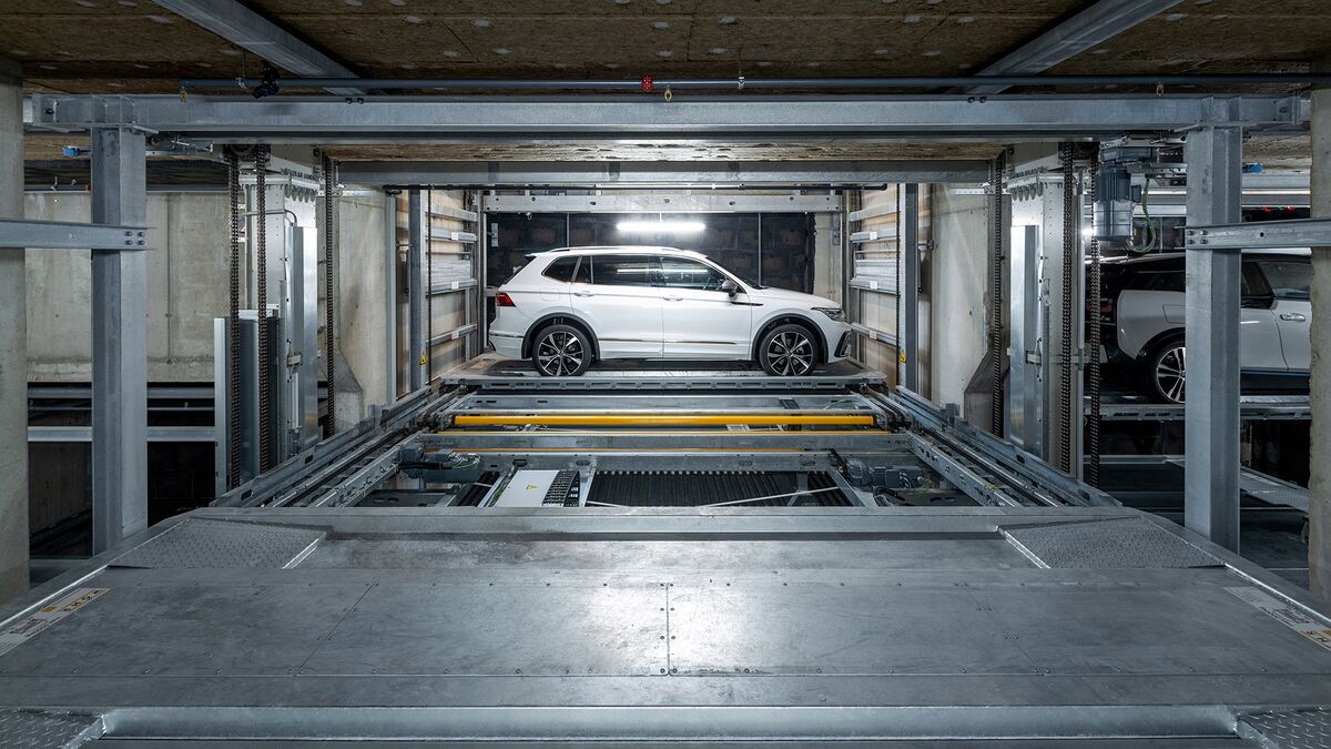 Les voitures sont garées dans un système de stationnement