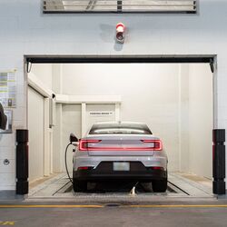 L’image montre la zone de transfert d’un système de stationnement automatisé, où le conducteur lance le processus de stationnement afin que le véhicule soit automatiquement transporté et garé dans le système.