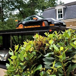A modern Wöhr Parklift system enables the space-saving parking of multiple vehicles on two levels in front of an exclusive residential property.