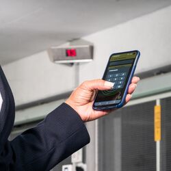 Un code est saisi sur un téléphone portable