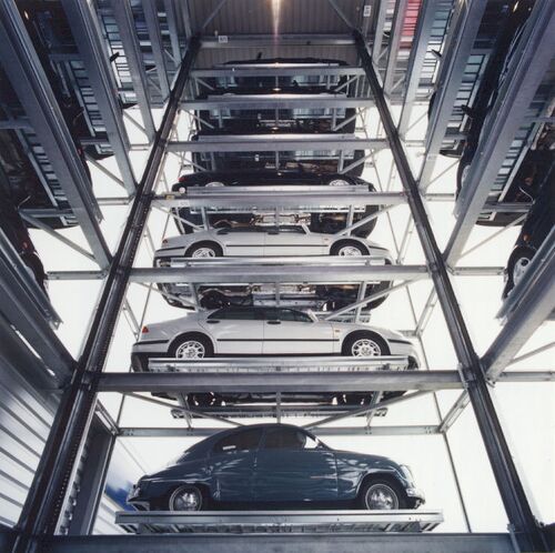Photo de la WÖHR CAR DISPLAY TOWER avec des voitures empilées les unes sur les autres