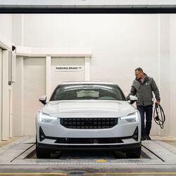 L’image montre la zone de transfert d’un système de stationnement automatisé où le véhicule est garé par le conducteur.