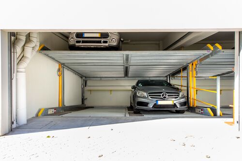 Deux voitures sont garées dans un système de stationnement